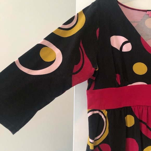 Black, v-neck dress with circle design and 3/4 length sleeve - Picture 4 of 6